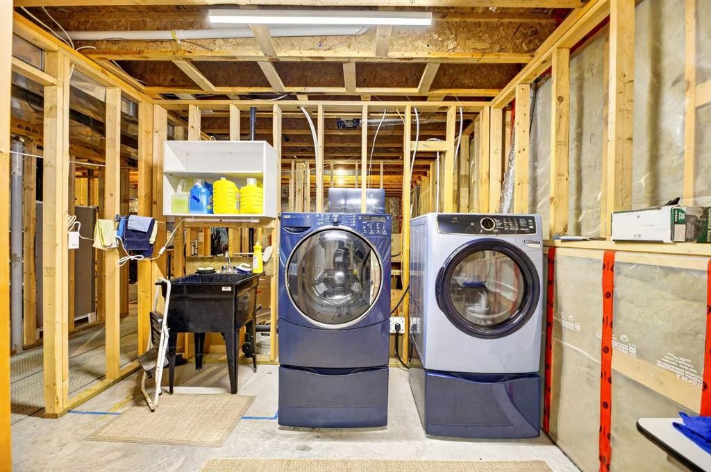 41 Deer Coulee Drive, Didsbury, AB - Indoor Photo Showing Laundry Room