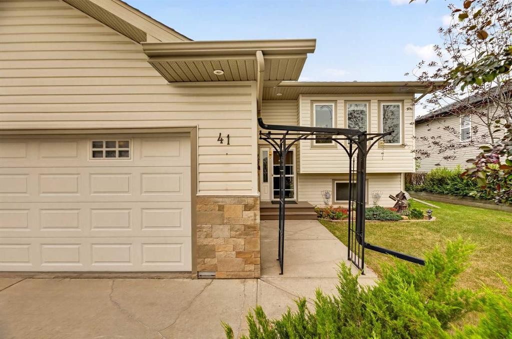 41 Deer Coulee Drive, Didsbury, AB - Outdoor With Exterior