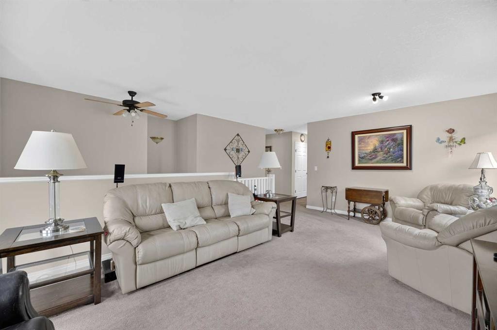 41 Deer Coulee Drive, Didsbury, AB - Indoor Photo Showing Living Room