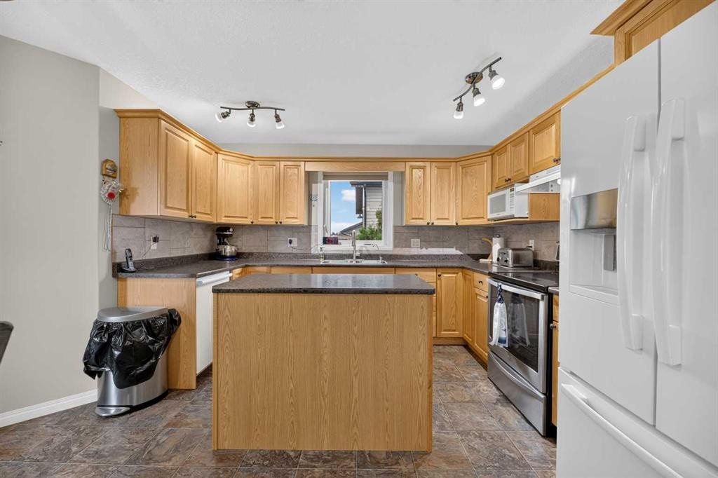 41 Deer Coulee Drive, Didsbury, AB - Indoor Photo Showing Kitchen