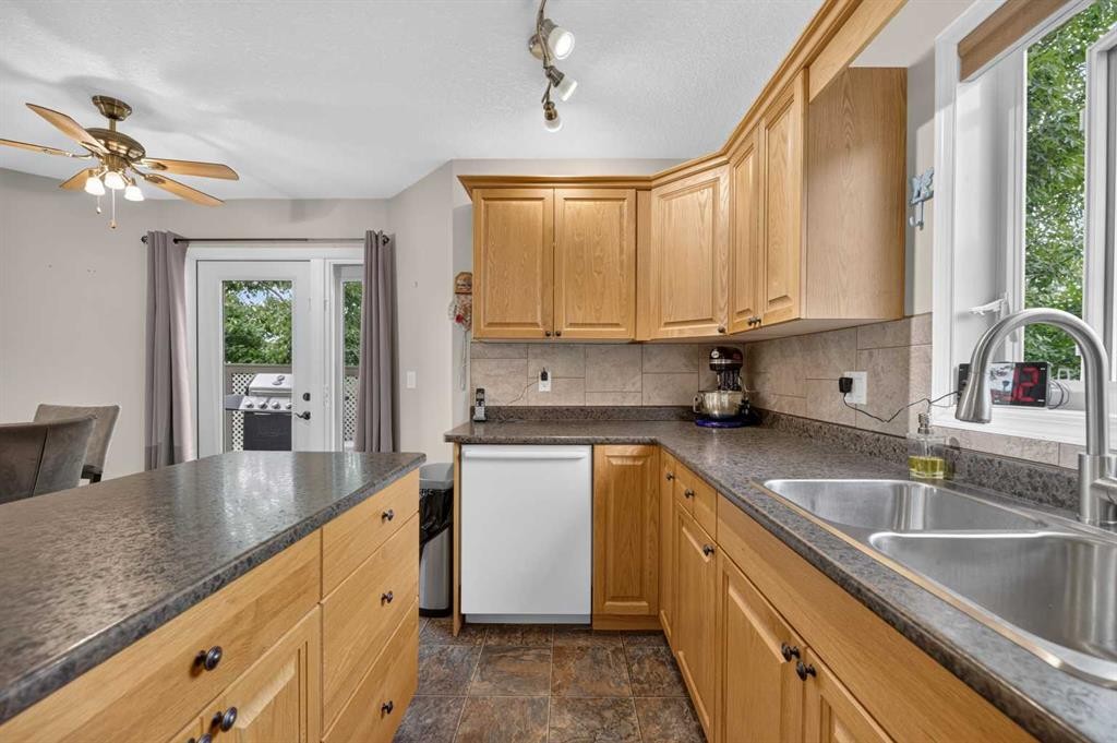 41 Deer Coulee Drive, Didsbury, AB - Indoor Photo Showing Kitchen With Double Sink