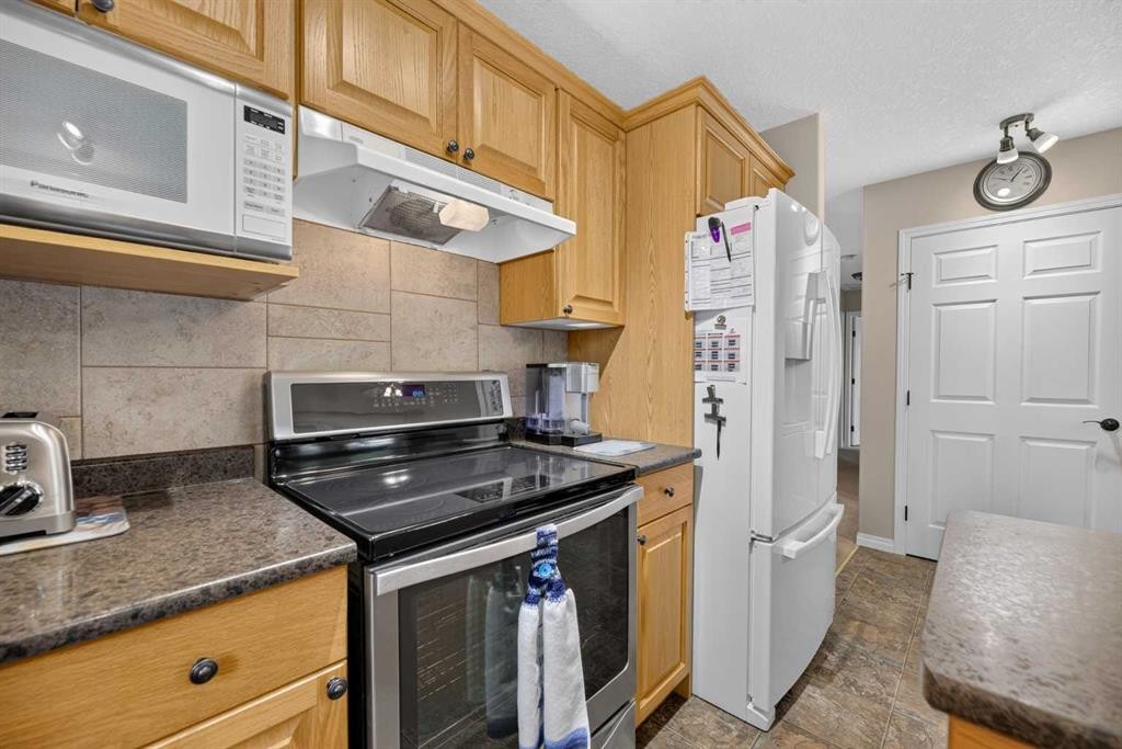 41 Deer Coulee Drive, Didsbury, AB - Indoor Photo Showing Kitchen