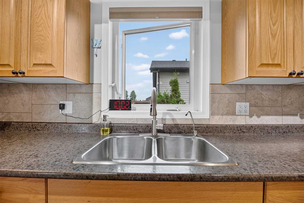 41 Deer Coulee Drive, Didsbury, AB - Indoor Photo Showing Kitchen With Double Sink