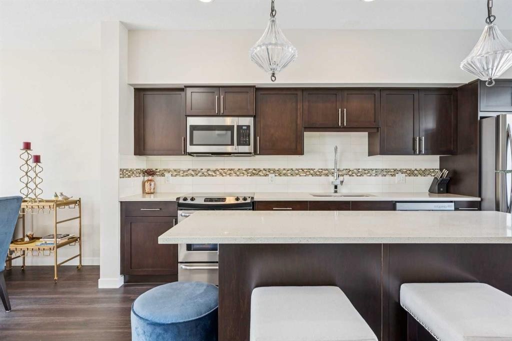 16 Westpark Common Sw, Calgary, AB - Indoor Photo Showing Kitchen With Upgraded Kitchen