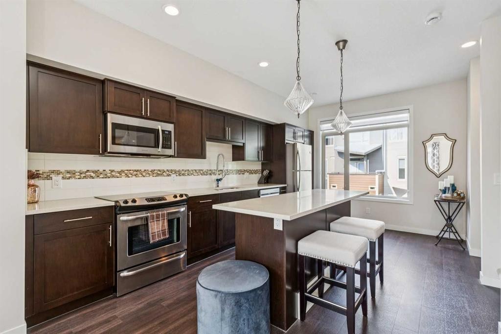 16 Westpark Common Sw, Calgary, AB - Indoor Photo Showing Kitchen With Upgraded Kitchen