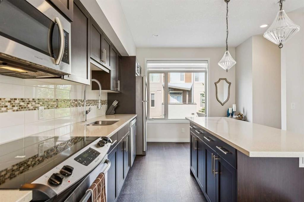 16 Westpark Common Sw, Calgary, AB - Indoor Photo Showing Kitchen With Upgraded Kitchen