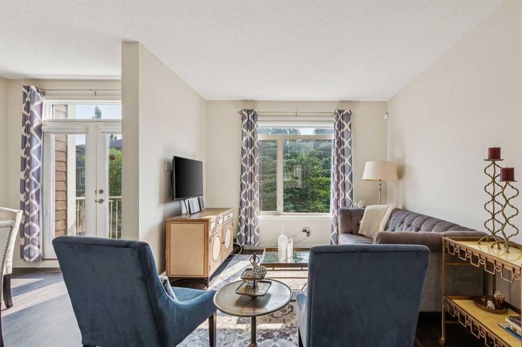 16 Westpark Common Sw, Calgary, AB - Indoor Photo Showing Living Room