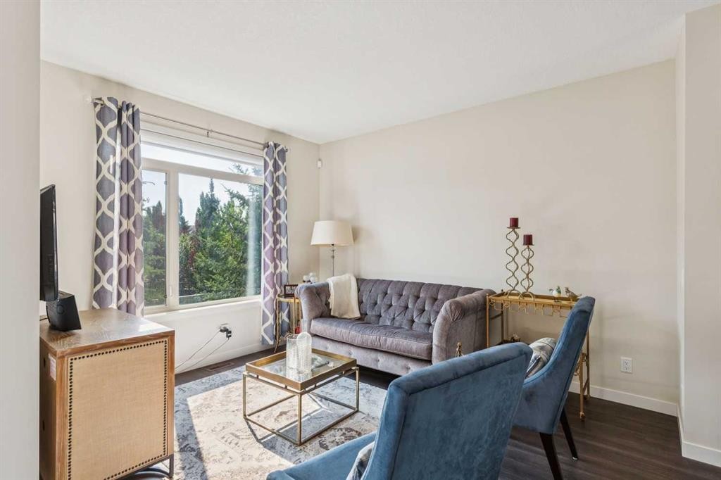 16 Westpark Common Sw, Calgary, AB - Indoor Photo Showing Living Room
