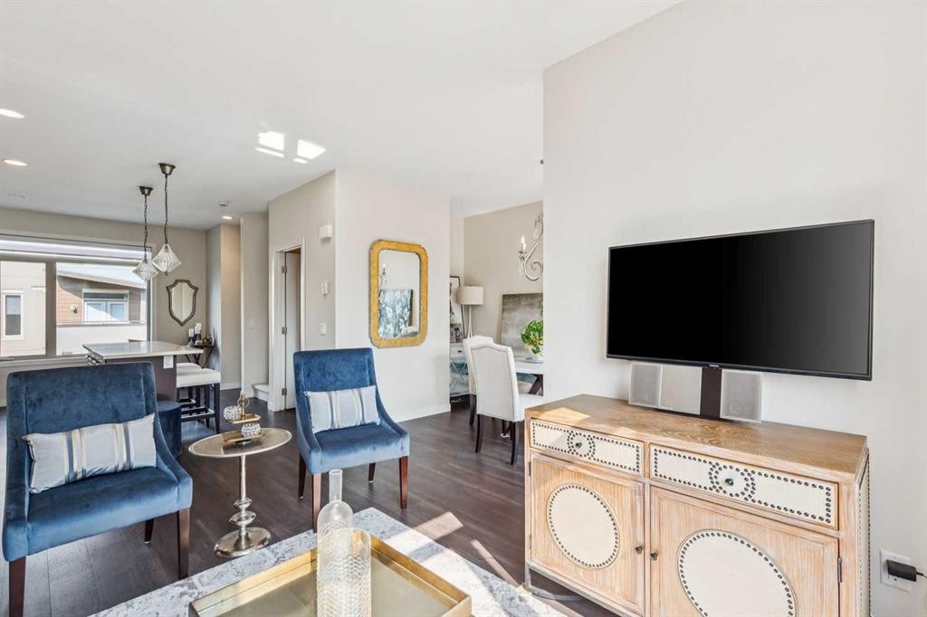 16 Westpark Common Sw, Calgary, AB - Indoor Photo Showing Living Room