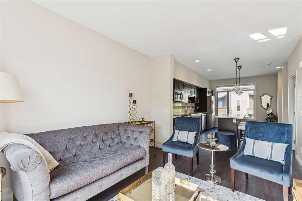 16 Westpark Common Sw, Calgary, AB - Indoor Photo Showing Living Room