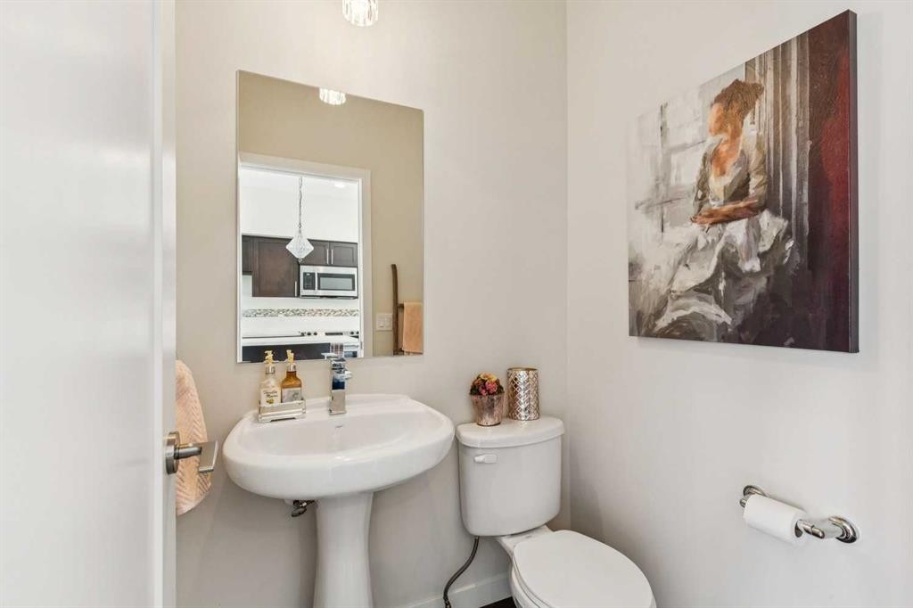 16 Westpark Common Sw, Calgary, AB - Indoor Photo Showing Bathroom