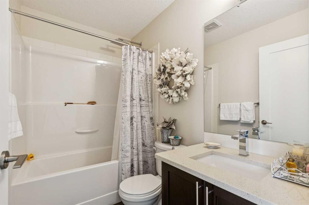 16 Westpark Common Sw, Calgary, AB - Indoor Photo Showing Bathroom