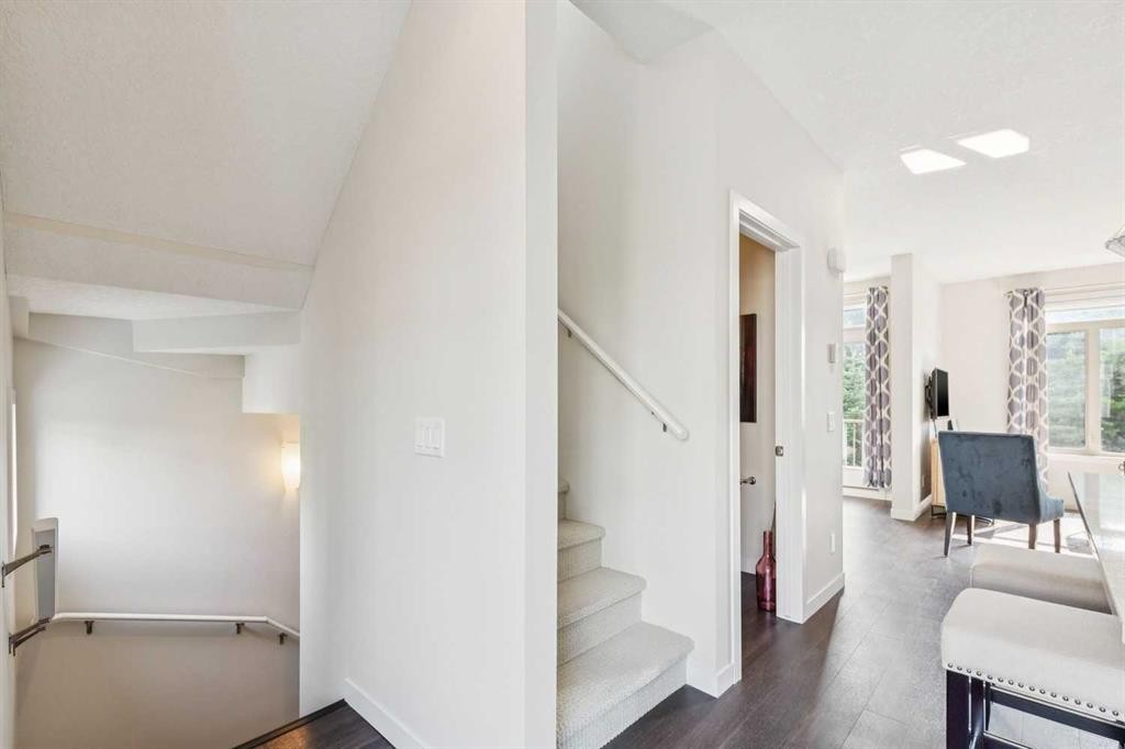 16 Westpark Common Sw, Calgary, AB - Indoor Photo Showing Other Room