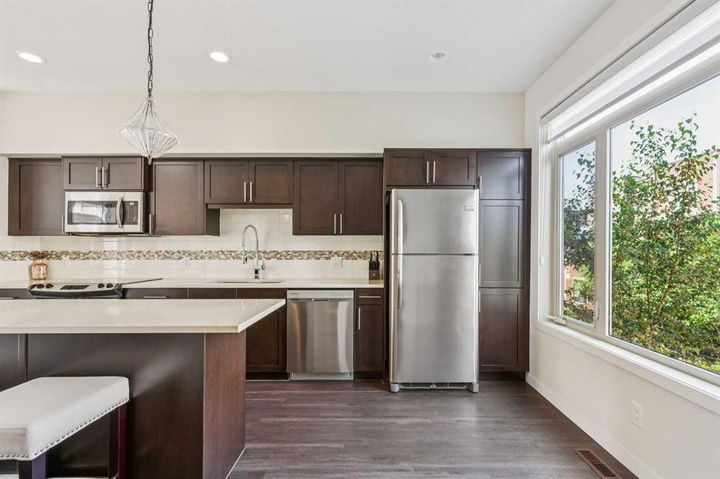 16 Westpark Common Sw, Calgary, AB - Indoor Photo Showing Kitchen With Upgraded Kitchen