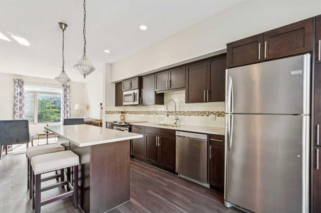 16 Westpark Common Sw, Calgary, AB - Indoor Photo Showing Kitchen With Upgraded Kitchen