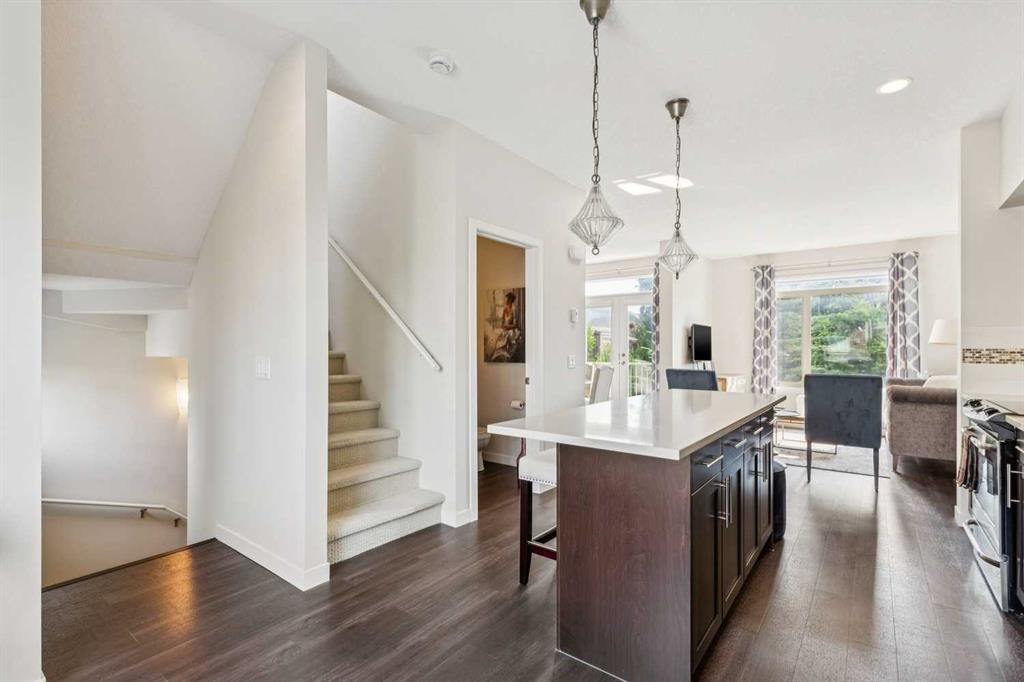 16 Westpark Common Sw, Calgary, AB - Indoor Photo Showing Kitchen