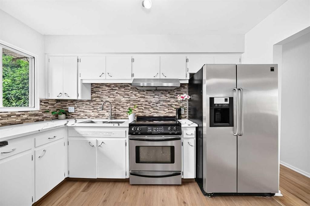 39 Healy Drive Sw, Calgary, AB - Indoor Photo Showing Kitchen With Upgraded Kitchen