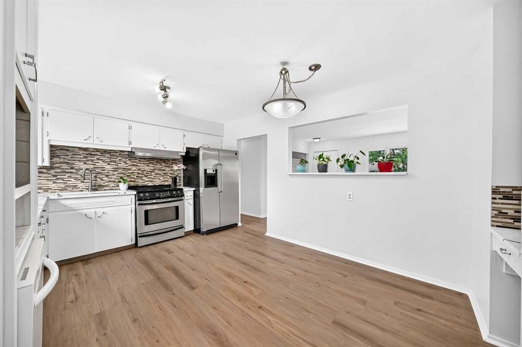 39 Healy Drive Sw, Calgary, AB - Indoor Photo Showing Kitchen