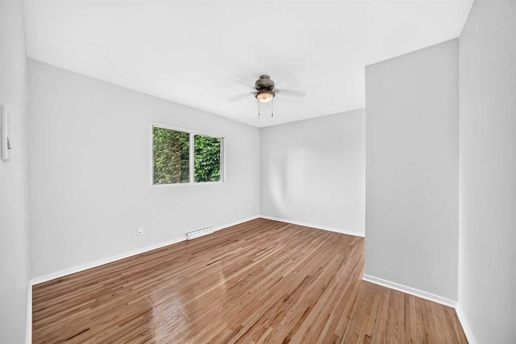 39 Healy Drive Sw, Calgary, AB - Indoor Photo Showing Other Room