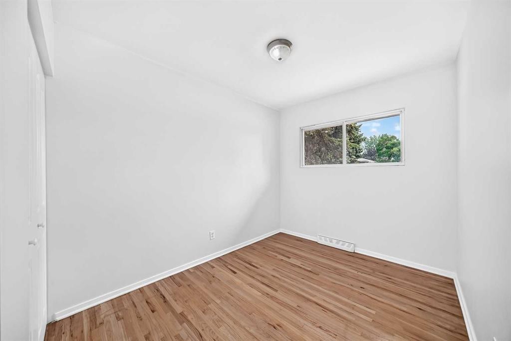 39 Healy Drive Sw, Calgary, AB - Indoor Photo Showing Other Room