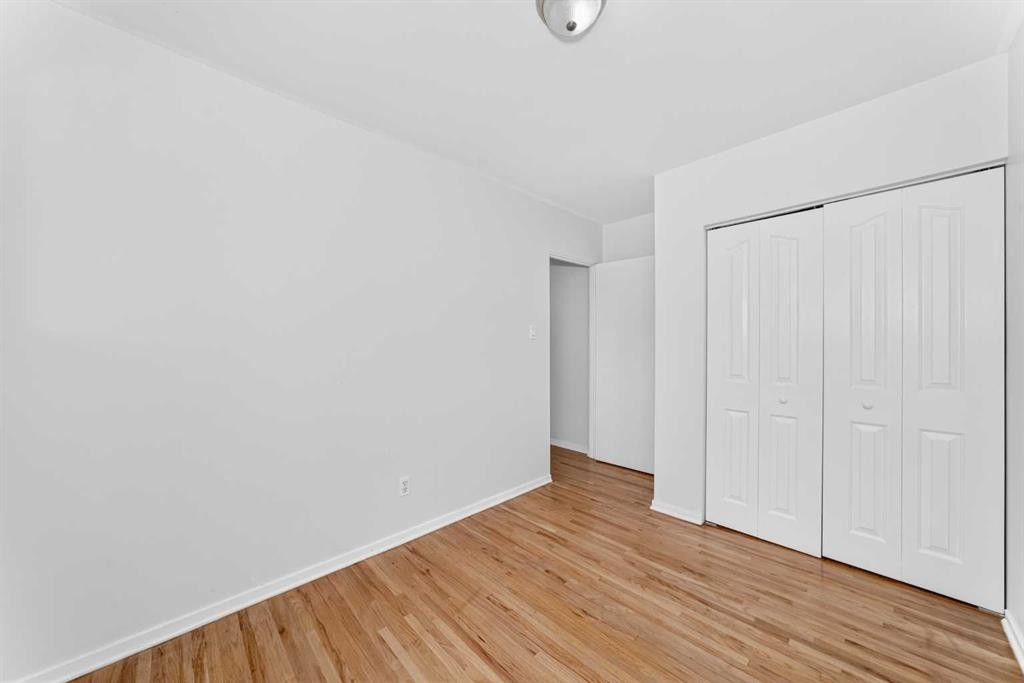 39 Healy Drive Sw, Calgary, AB - Indoor Photo Showing Other Room