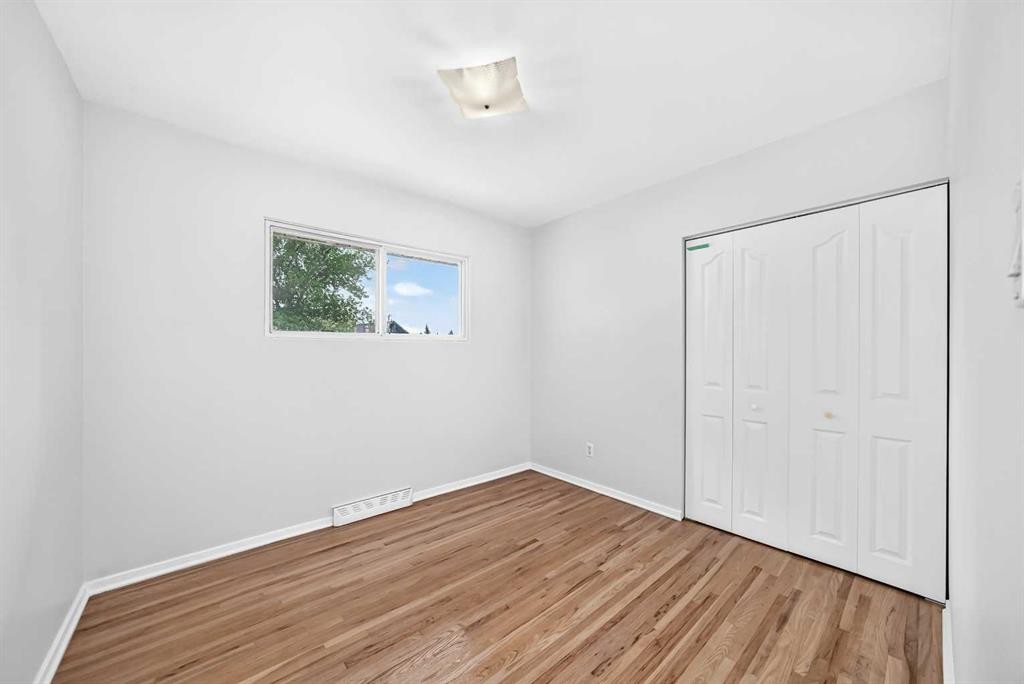 39 Healy Drive Sw, Calgary, AB - Indoor Photo Showing Other Room
