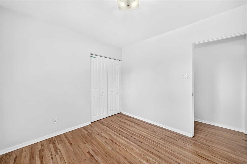 39 Healy Drive Sw, Calgary, AB - Indoor Photo Showing Other Room