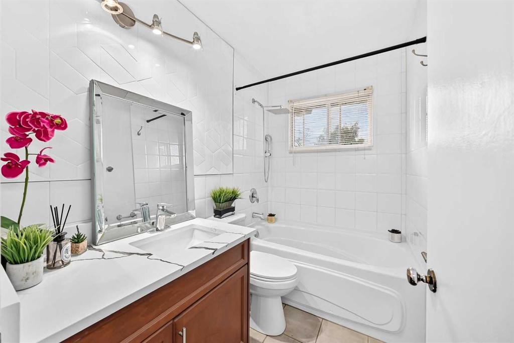 39 Healy Drive Sw, Calgary, AB - Indoor Photo Showing Bathroom