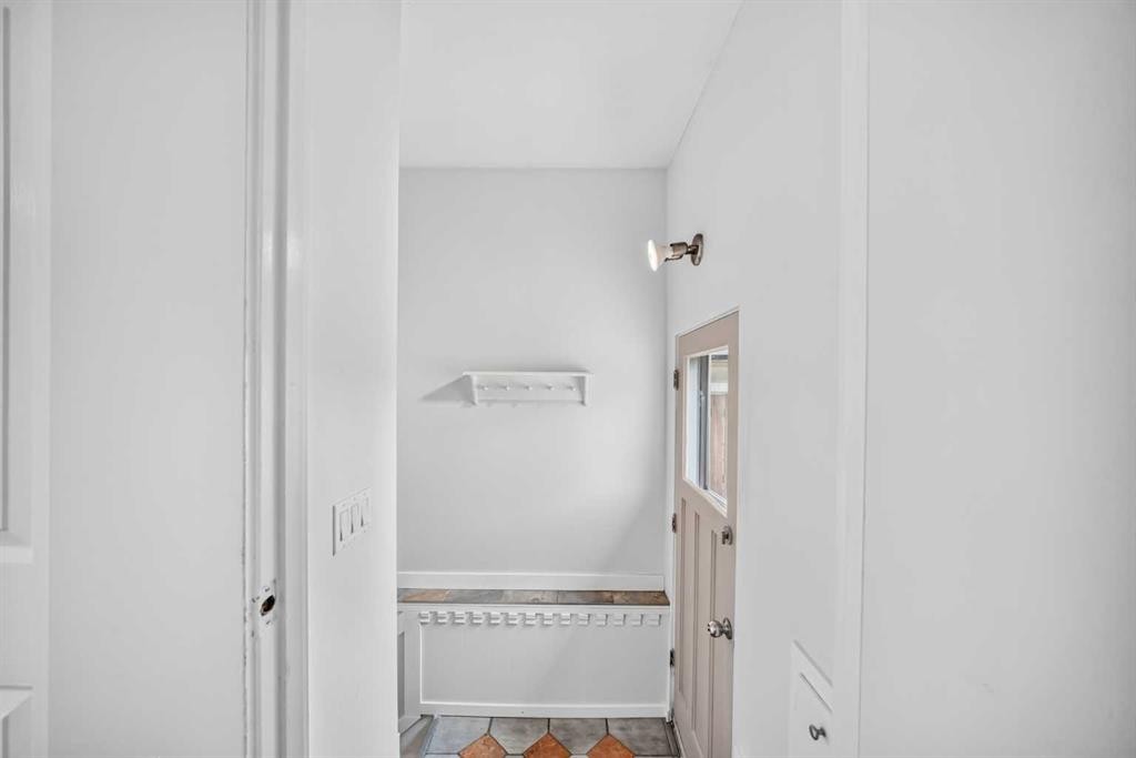 39 Healy Drive Sw, Calgary, AB - Indoor Photo Showing Other Room