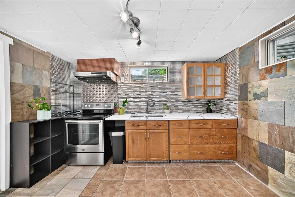 39 Healy Drive Sw, Calgary, AB - Indoor Photo Showing Kitchen With Double Sink