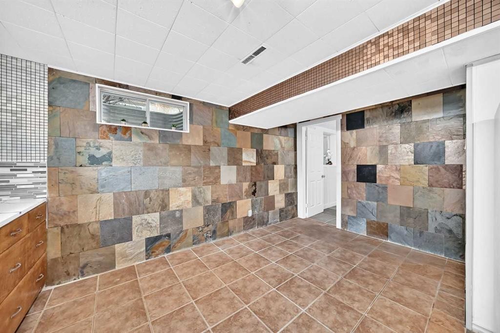 39 Healy Drive Sw, Calgary, AB - Indoor Photo Showing Bathroom