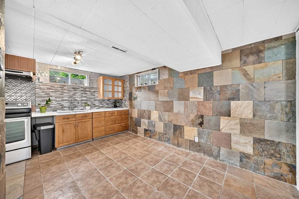 39 Healy Drive Sw, Calgary, AB - Indoor Photo Showing Bathroom