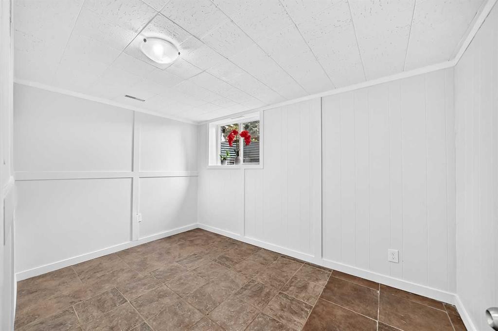 39 Healy Drive Sw, Calgary, AB - Indoor Photo Showing Other Room