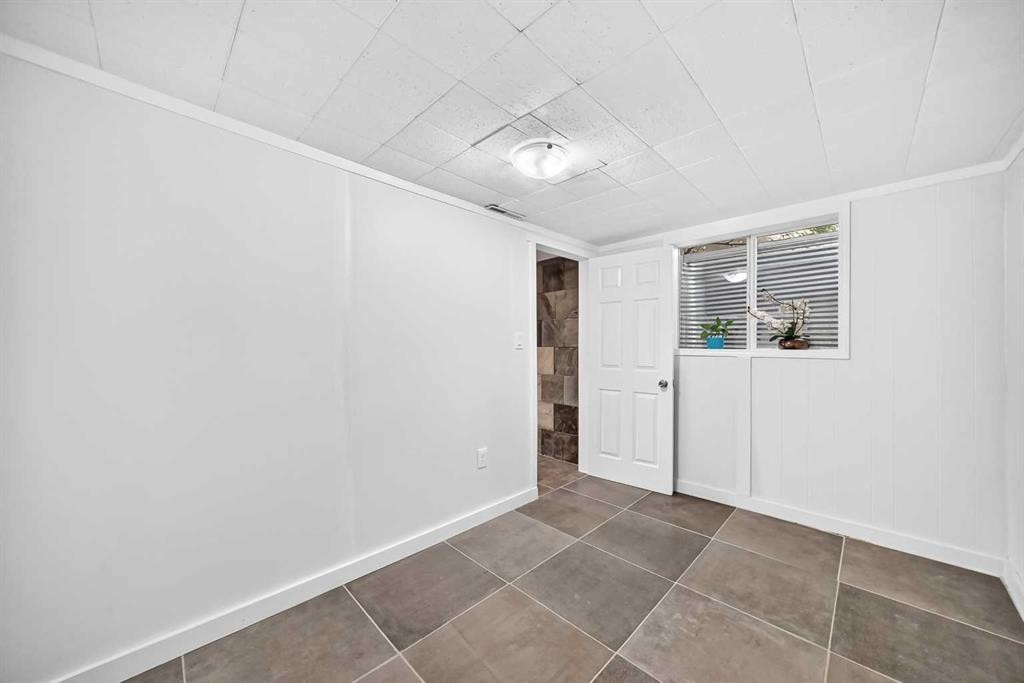 39 Healy Drive Sw, Calgary, AB - Indoor Photo Showing Other Room