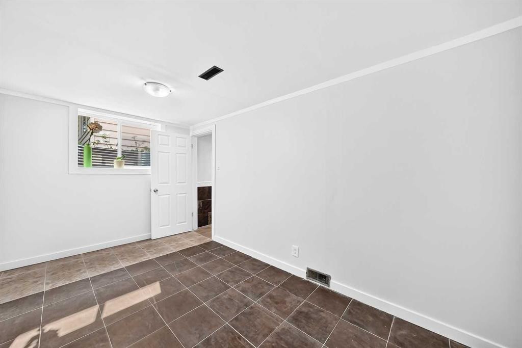 39 Healy Drive Sw, Calgary, AB - Indoor Photo Showing Other Room