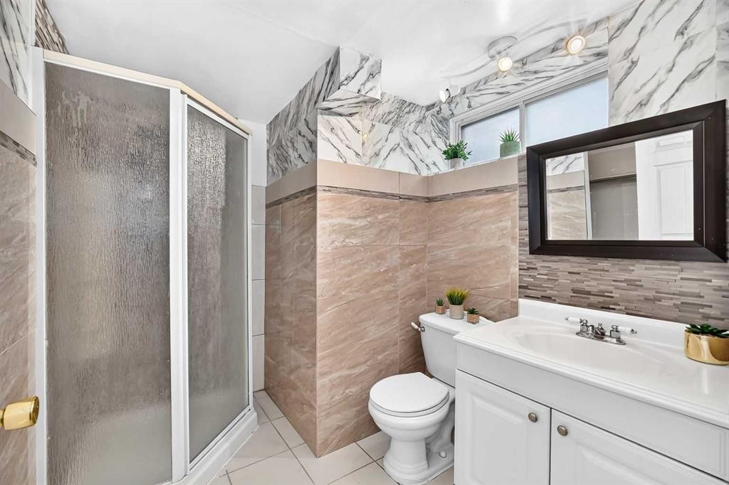 39 Healy Drive Sw, Calgary, AB - Indoor Photo Showing Bathroom