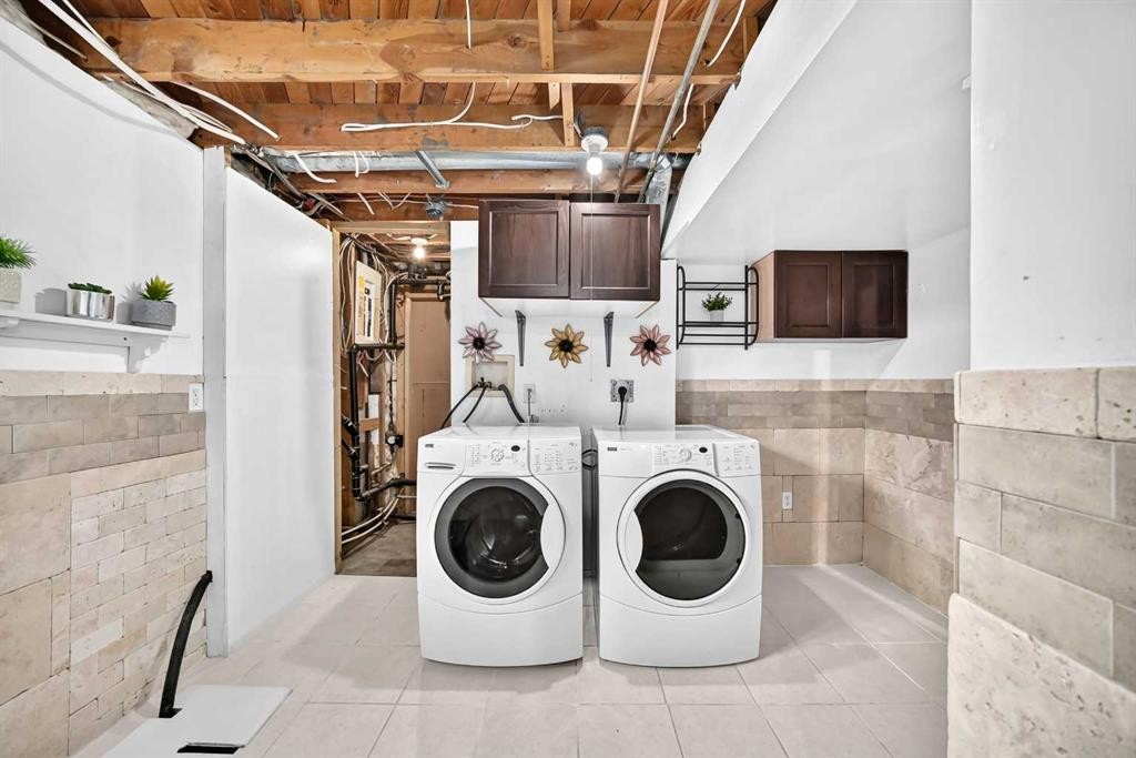 39 Healy Drive Sw, Calgary, AB - Indoor Photo Showing Laundry Room