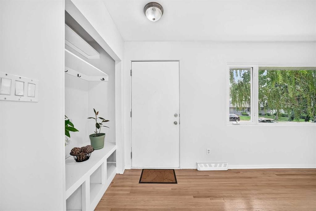 39 Healy Drive Sw, Calgary, AB - Indoor Photo Showing Other Room