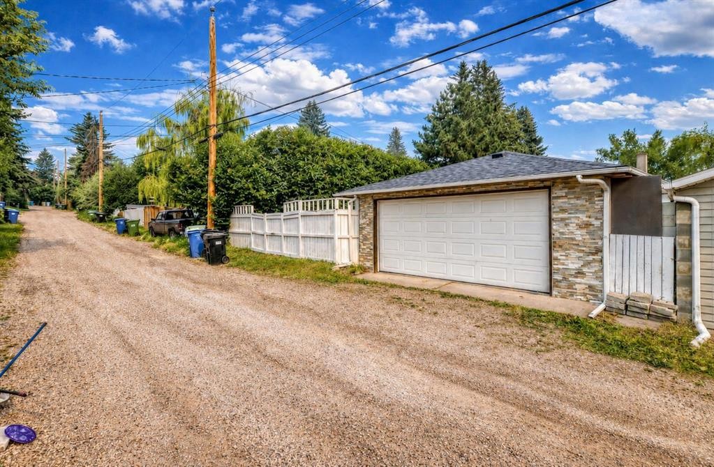 39 Healy Drive Sw, Calgary, AB - Outdoor