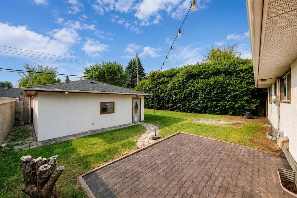 39 Healy Drive Sw, Calgary, AB - Outdoor