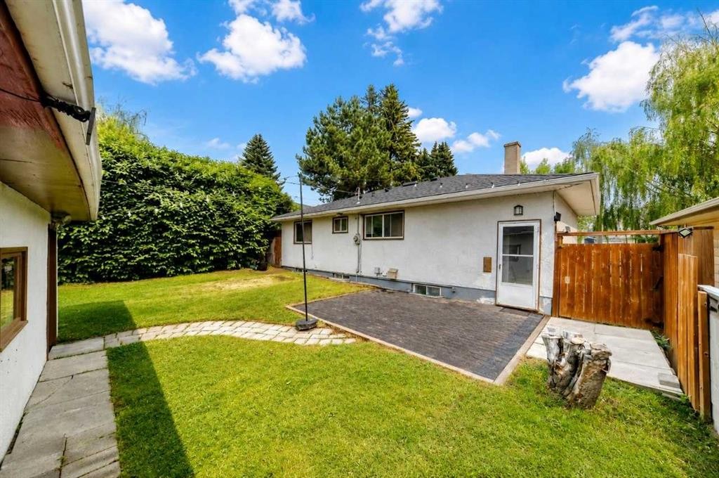39 Healy Drive Sw, Calgary, AB - Outdoor With Exterior