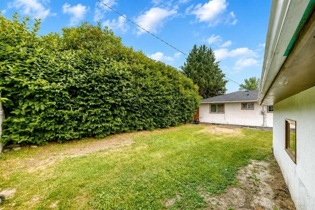 39 Healy Drive Sw, Calgary, AB - Outdoor