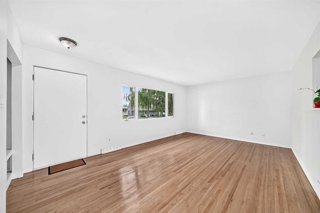 39 Healy Drive Sw, Calgary, AB - Indoor Photo Showing Other Room