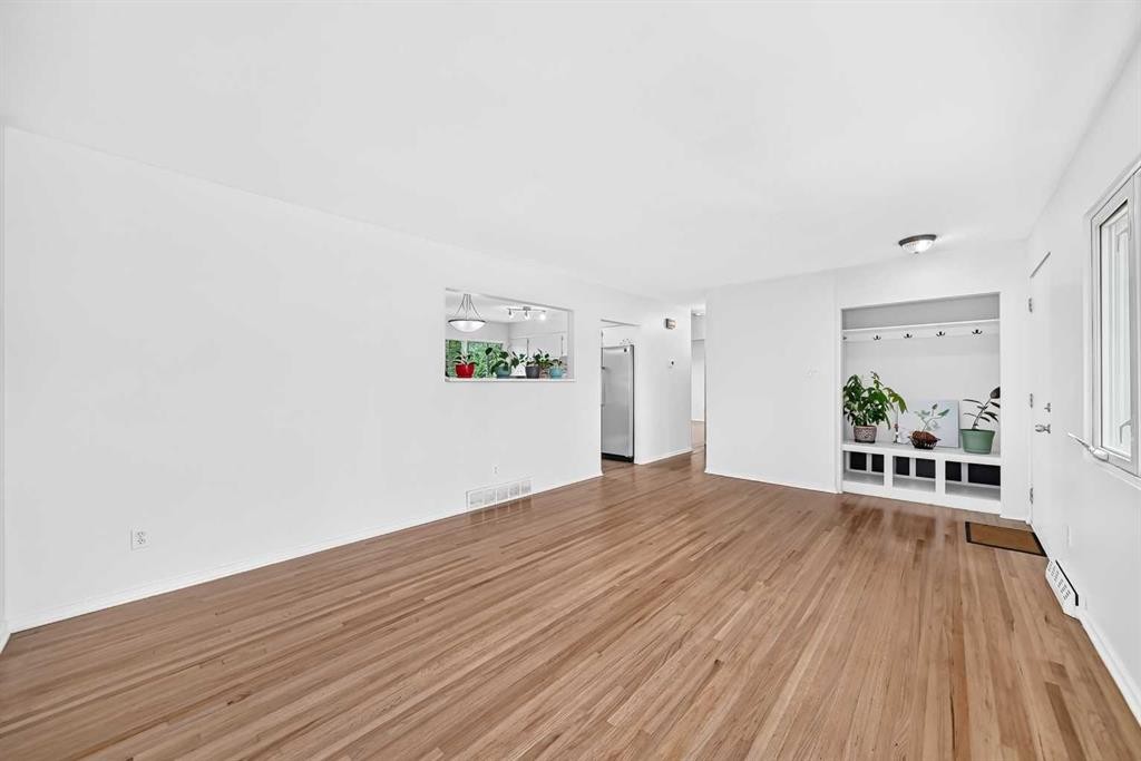 39 Healy Drive Sw, Calgary, AB - Indoor