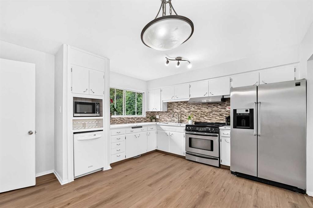 39 Healy Drive Sw, Calgary, AB - Indoor Photo Showing Kitchen With Upgraded Kitchen
