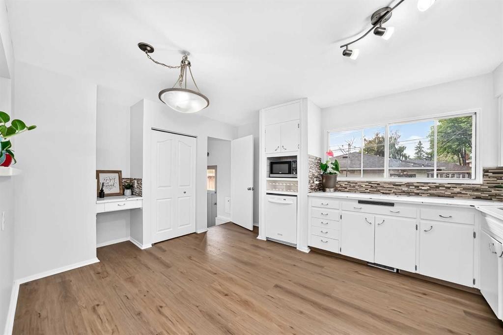 39 Healy Drive Sw, Calgary, AB - Indoor Photo Showing Kitchen