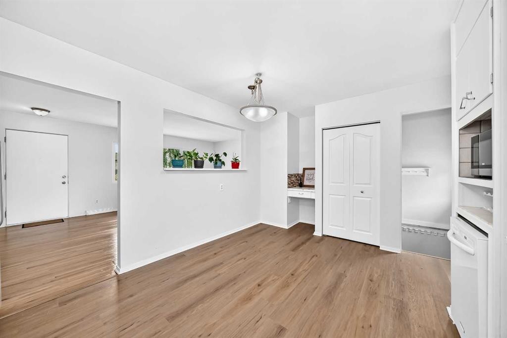 39 Healy Drive Sw, Calgary, AB - Indoor Photo Showing Other Room