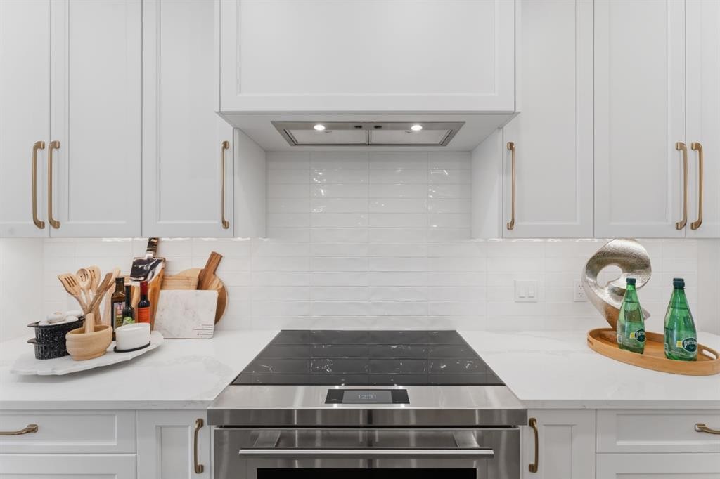 12 Prominence Point Sw, Calgary, AB - Indoor Photo Showing Kitchen