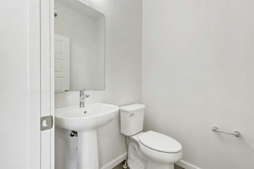 36 Heartwood Lane Se, Calgary, AB - Indoor Photo Showing Bathroom