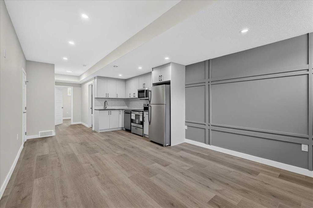36 Heartwood Lane Se, Calgary, AB - Indoor Photo Showing Kitchen